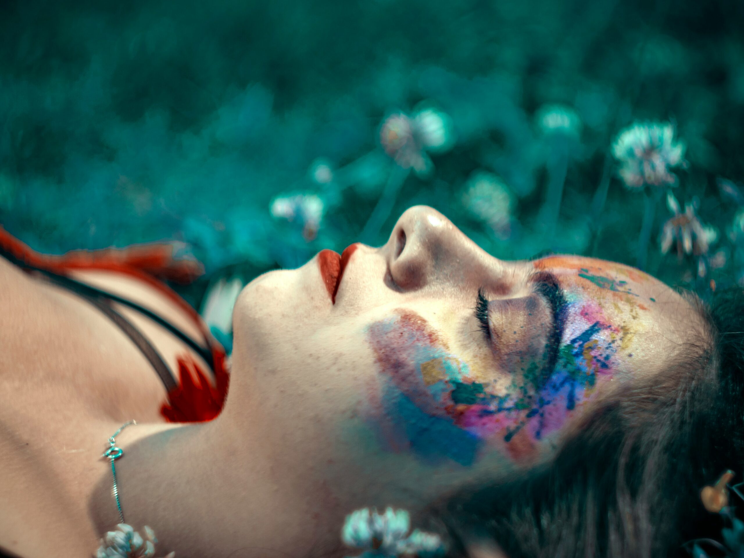 une femme couchée dans l'herbe et qui rêve