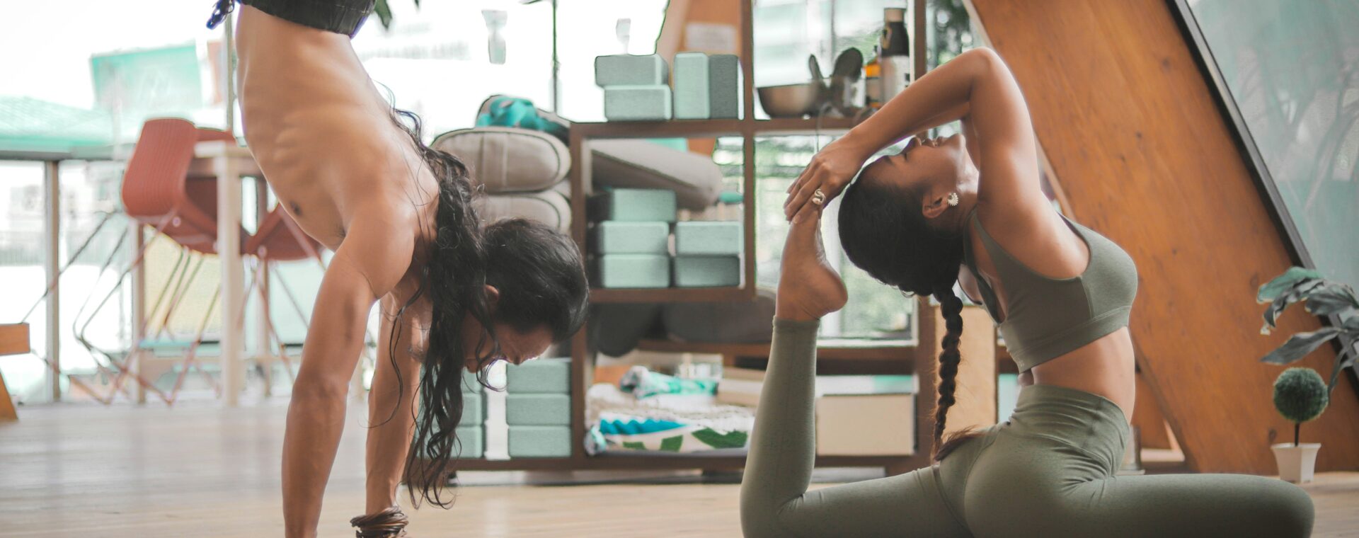 femme dans une posture de yoga