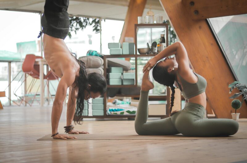 femme dans une posture de yoga