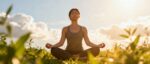 L’image montre une personne assise en tailleur dans la nature, les mains reposant sur les genoux, en train de pratiquer des exercices de respiration ou de méditation au lever ou au coucher du soleil, avec une lumière douce filtrée par les nuages et une végétation verdoyante au premier plan.