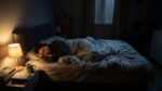 Une femme dort paisiblement sur le côté dans un lit sombre, éclairée par une lampe de chevet chaleureuse. Une tasse est posée sur la table.