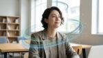 Une femme professionnelle souriante entourée d'un effet visuel numérique circulaire dans un bureau moderne.