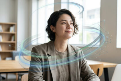 Une femme professionnelle souriante entourée d'un effet visuel numérique circulaire dans un bureau moderne.